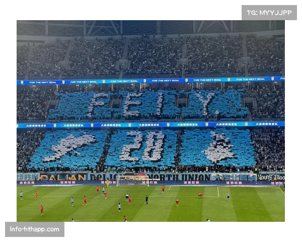 韩国球迷在赛场看台展开巨型Tifo，致敬球员孙兴慜